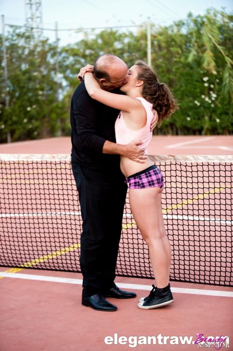После игры в тенис дедушка дрючит внучку в горячую писю