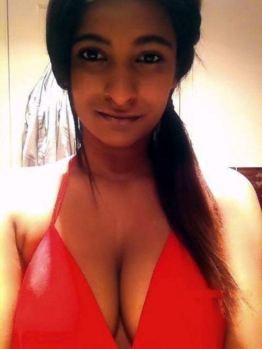 Приятная индианка на домашнем фото сексуально задирает платье и светит голой вагиной и упругими ягодицами