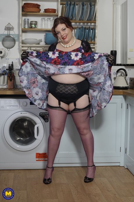 Британская зрелая толстушка снимает всю одежду и нижнее бельё для показа сочной пизды и больших сисек 