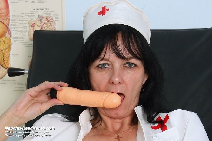 Горячая пизда медсестры во время мастурбации на фото крупно