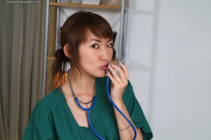 Симпотная азиатская медсестра обнажает свою упругую попку и милые сиськи
