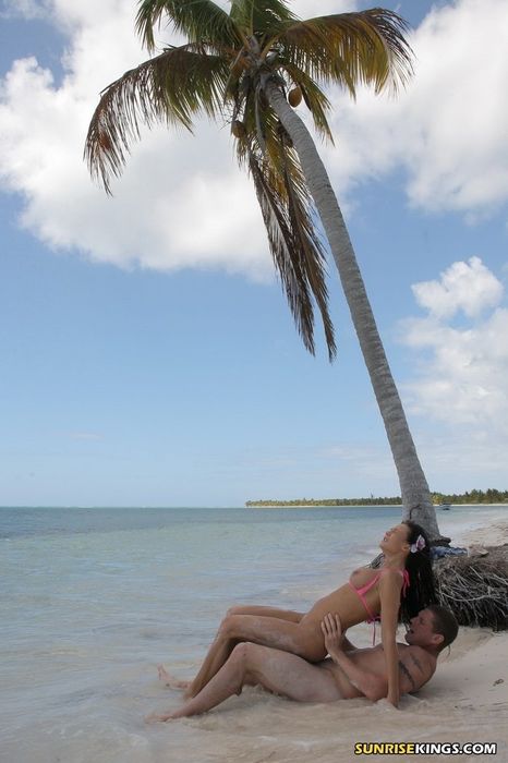 Парнишка ебет под пальмой на пляже свою любовницу после минета