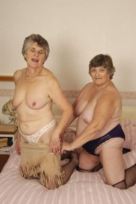 Седые бабушки устроили лесбийскую любовь на кровати с мастурбацией