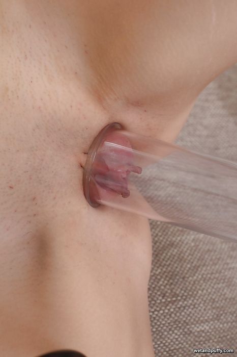 Сексуальная секратарша во всю использует вакуумную помпу для отсоса и возбуждения пизды